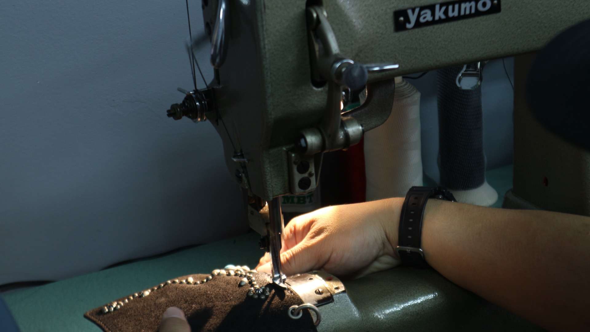 革製品に使用する糸の種類にこだわって縫製しております