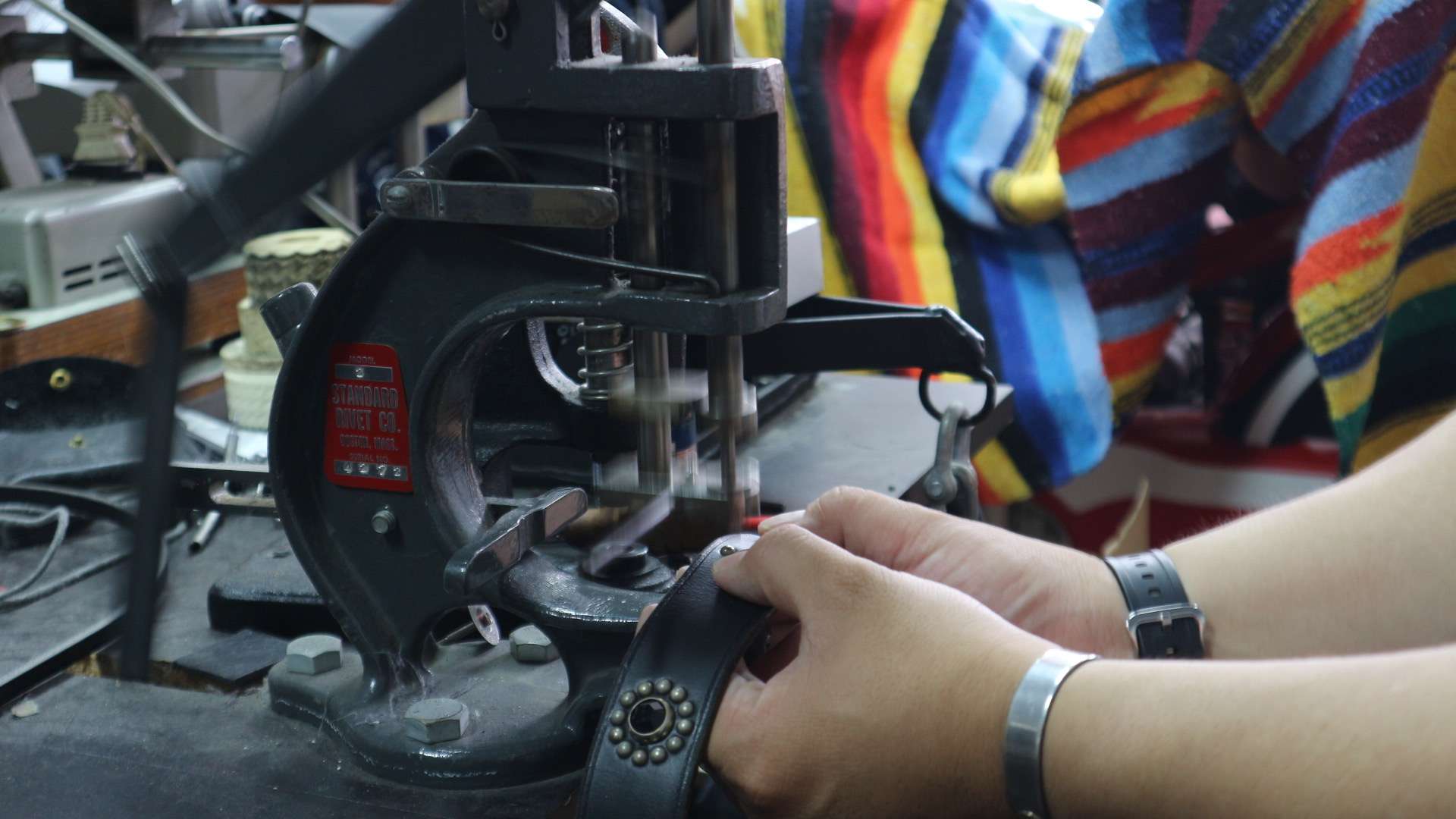 革商品を装飾するスタッズ加工を当時と変わらない技法で